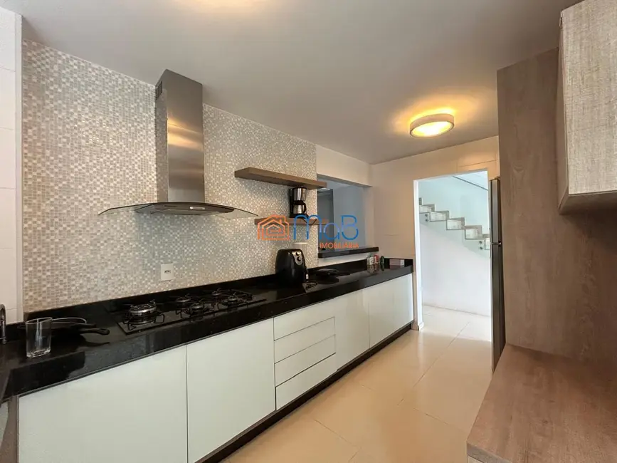 Casa de Condomínio com 3 quartos para alugar, 165m2 em Alphaville, Rio Das Ostras - RJ - imagem 4 Foto 4 de Casa de Condomínio com 3 quartos para alugar, 165m2 em Alphaville, Rio Das Ostras - RJ