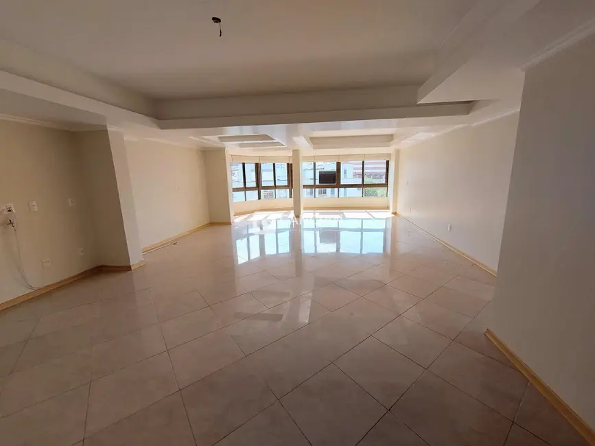 Foto 3 de Apartamento com 3 quartos à venda, 178m2 em Nossa Senhora Medianeira, Santa Maria - RS