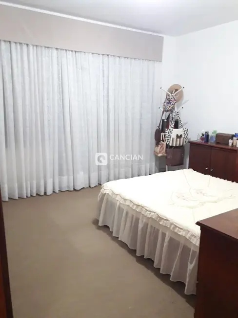 Casa com 4 quartos à venda, 198m2 em Nossa Senhora de Lourdes, Santa Maria - RS - imagem 9 Foto 9 de Casa com 4 quartos à venda, 198m2 em Nossa Senhora de Lourdes, Santa Maria - RS