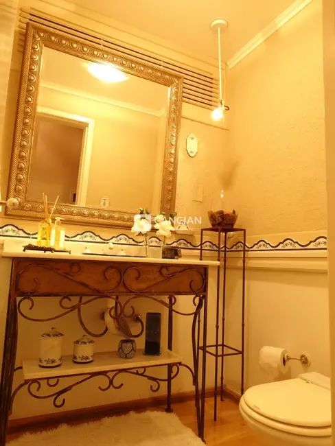 Casa com 3 quartos à venda, 400m2 em Nossa Senhora de Lourdes, Santa Maria - RS - imagem 5 Foto 5 de Casa com 3 quartos à venda, 400m2 em Nossa Senhora de Lourdes, Santa Maria - RS