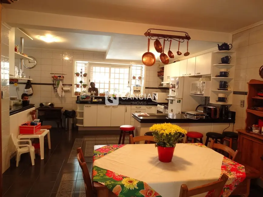 Casa com 3 quartos à venda, 400m2 em Nossa Senhora de Lourdes, Santa Maria - RS - imagem 6 Foto 6 de Casa com 3 quartos à venda, 400m2 em Nossa Senhora de Lourdes, Santa Maria - RS