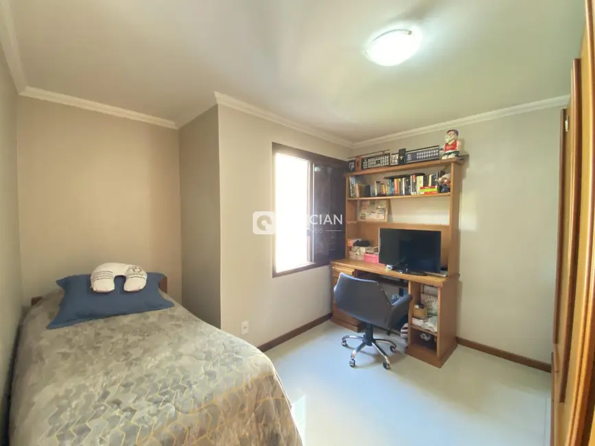 Casa com 4 quartos à venda, 240m2 em Nossa Senhora de Lourdes, Santa Maria - RS - imagem 9 Foto 9 de Casa com 4 quartos à venda, 240m2 em Nossa Senhora de Lourdes, Santa Maria - RS