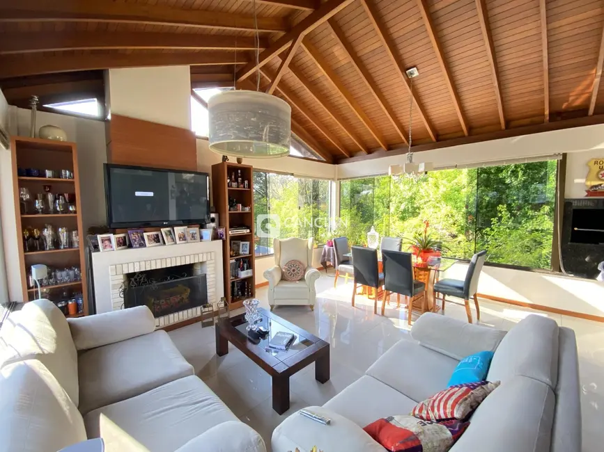 Casa com 4 quartos à venda, 240m2 em Nossa Senhora de Lourdes, Santa Maria - RS - imagem 5 Foto 5 de Casa com 4 quartos à venda, 240m2 em Nossa Senhora de Lourdes, Santa Maria - RS