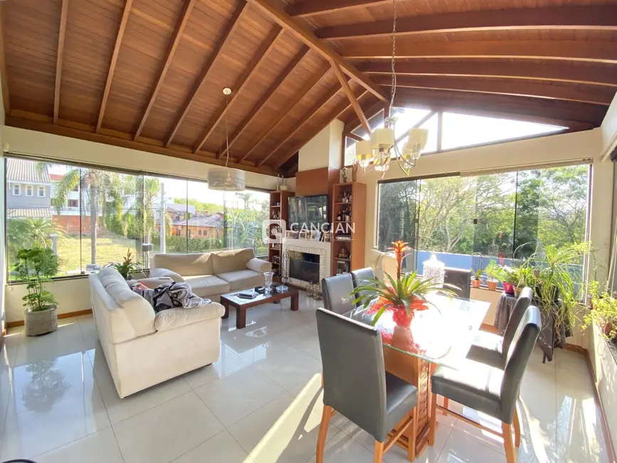 Casa com 4 quartos à venda, 240m2 em Nossa Senhora de Lourdes, Santa Maria - RS - imagem 3 Foto 3 de Casa com 4 quartos à venda, 240m2 em Nossa Senhora de Lourdes, Santa Maria - RS