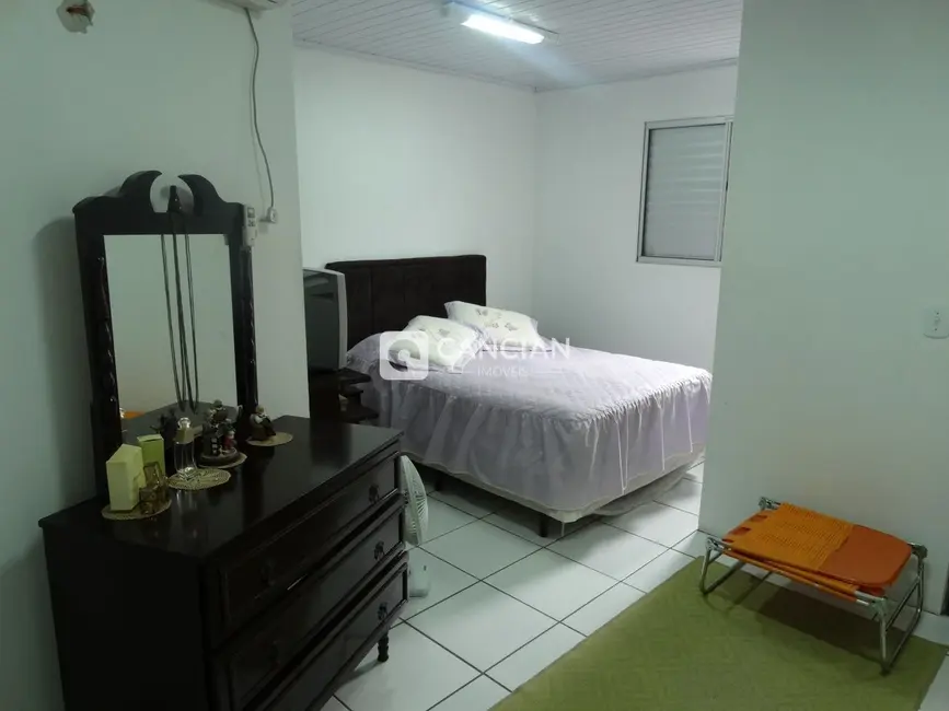 Casa com 3 quartos à venda, 110m2 em Centro, Santa Maria - RS - imagem 8 Foto 8 de Casa com 3 quartos à venda, 110m2 em Centro, Santa Maria - RS