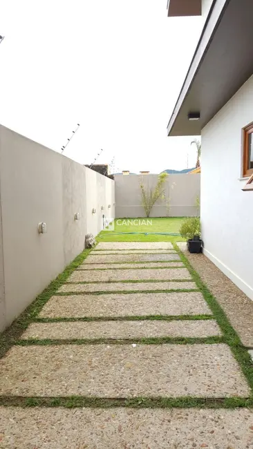 Casa com 3 quartos à venda, 247m2 em Camobi, Santa Maria - RS - imagem 3 Foto 3 de Casa com 3 quartos à venda, 247m2 em Camobi, Santa Maria - RS