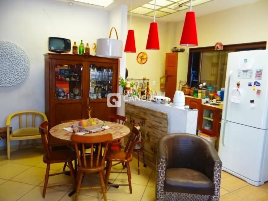 Casa com 4 quartos à venda, 180m2 em Nossa Senhora do Rosário, Santa Maria - RS - imagem 4 Foto 4 de Casa com 4 quartos à venda, 180m2 em Nossa Senhora do Rosário, Santa Maria - RS