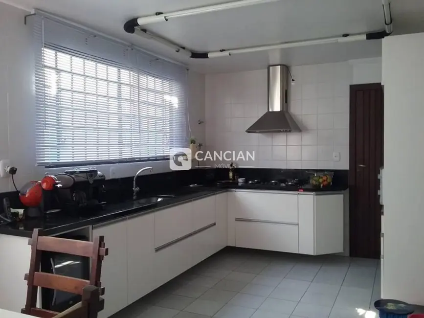 Casa com 3 quartos à venda, 330m2 em Camobi, Santa Maria - RS - imagem 3 Foto 3 de Casa com 3 quartos à venda, 330m2 em Camobi, Santa Maria - RS