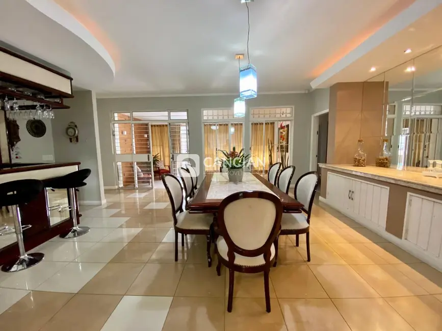 Casa com 3 quartos à venda, 400m2 em Patronato, Santa Maria - RS - imagem 6 Foto 6 de Casa com 3 quartos à venda, 400m2 em Patronato, Santa Maria - RS