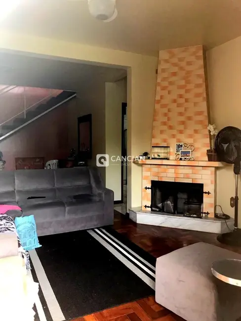 Casa com 3 quartos à venda, 328m2 em Pinheiro Machado, Santa Maria - RS - imagem 4 Foto 4 de Casa com 3 quartos à venda, 328m2 em Pinheiro Machado, Santa Maria - RS