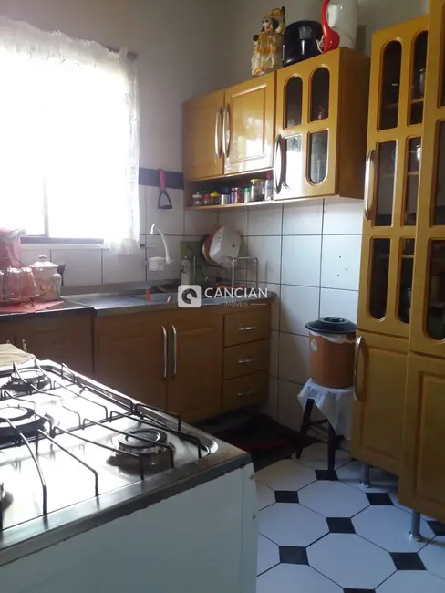 Casa com 4 quartos à venda, 190m2 em Urlândia, Santa Maria - RS - imagem 4 Foto 4 de Casa com 4 quartos à venda, 190m2 em Urlândia, Santa Maria - RS