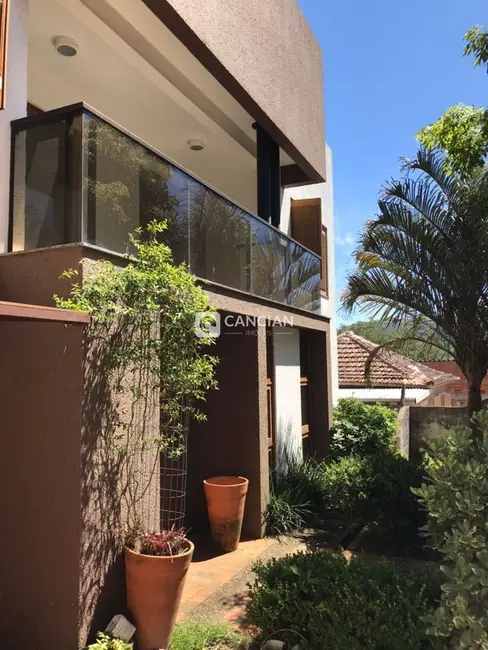 Foto 2 de Casa com 4 quartos à venda, 300m2 em Km 3, Santa Maria - RS