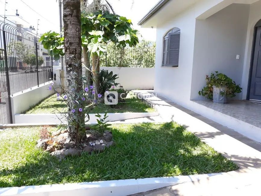 Casa com 3 quartos à venda, 196m2 em Camobi, Santa Maria - RS - imagem 3 Foto 3 de Casa com 3 quartos à venda, 196m2 em Camobi, Santa Maria - RS