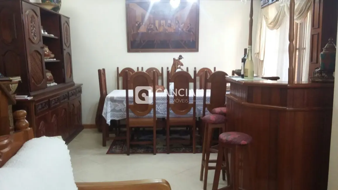 Casa com 4 quartos à venda, 276m2 em Patronato, Santa Maria - RS - imagem 7 Foto 7 de Casa com 4 quartos à venda, 276m2 em Patronato, Santa Maria - RS
