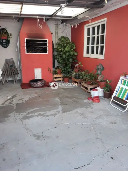 Foto 2 de Casa com 4 quartos à venda, 114m2 em Juscelino Kubitschek, Santa Maria - RS