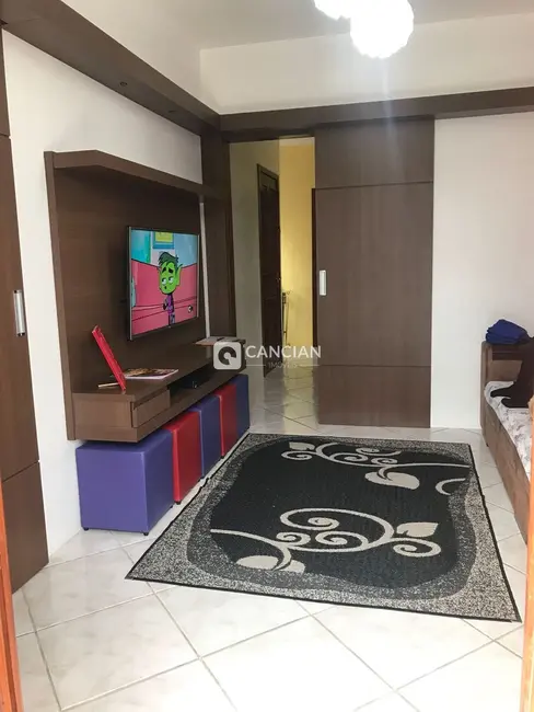 Casa com 2 quartos à venda, 185m2 em Urlândia, Santa Maria - RS - imagem 3 Foto 3 de Casa com 2 quartos à venda, 185m2 em Urlândia, Santa Maria - RS