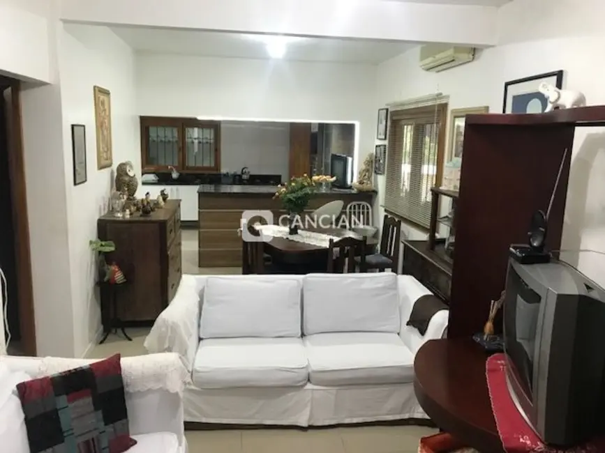 Casa com 4 quartos à venda, 250m2 em Tomazetti, Santa Maria - RS - imagem 6 Foto 6 de Casa com 4 quartos à venda, 250m2 em Tomazetti, Santa Maria - RS