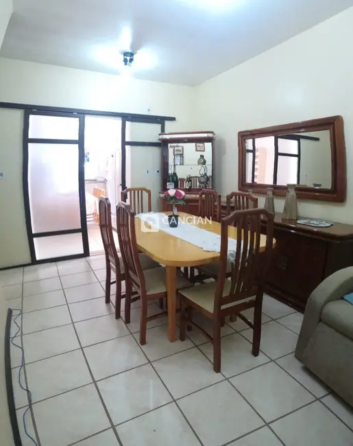 Casa com 3 quartos à venda, 243m2 em Presidente João Goulart, Santa Maria - RS - imagem 6 Foto 6 de Casa com 3 quartos à venda, 243m2 em Presidente João Goulart, Santa Maria - RS