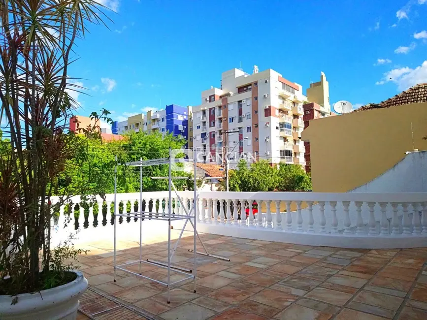 Foto 2 de Casa com 3 quartos à venda, 241m2 em Nossa Senhora do Rosário, Santa Maria - RS