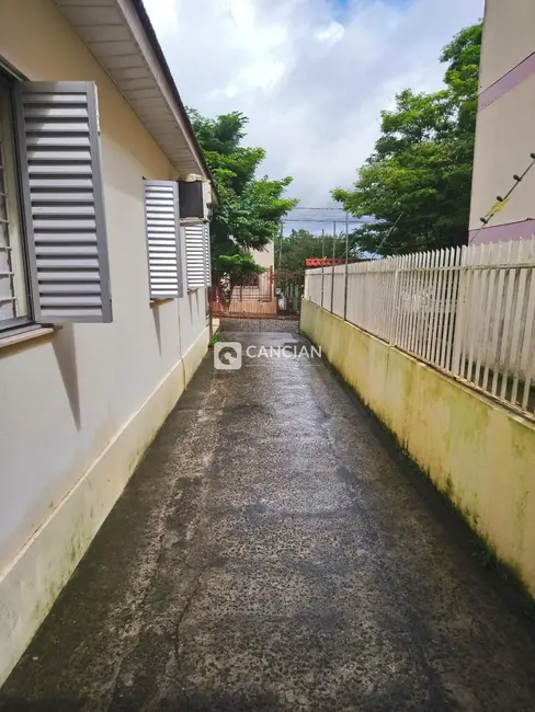 Foto 2 de Casa com 3 quartos à venda, 370m2 em Nossa Senhora Medianeira, Santa Maria - RS