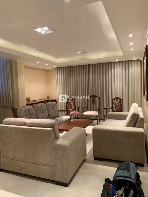 Casa com 4 quartos à venda, 380m2 em Nossa Senhora de Lourdes, Santa Maria - RS - imagem 3 Foto 3 de Casa com 4 quartos à venda, 380m2 em Nossa Senhora de Lourdes, Santa Maria - RS