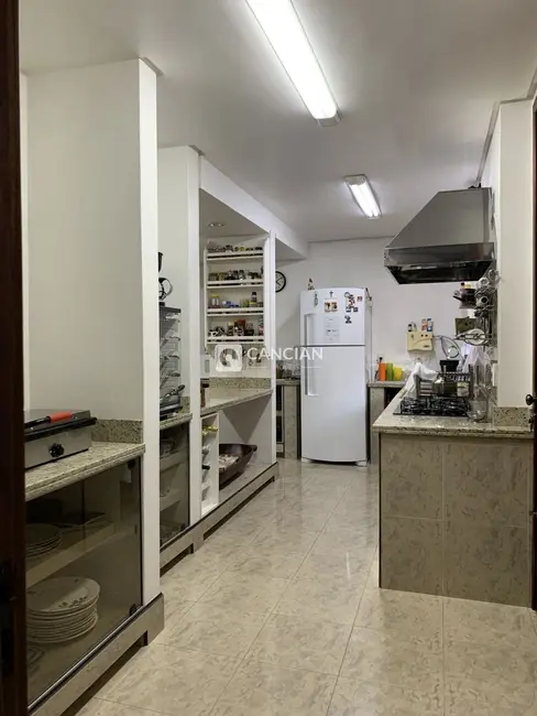 Casa com 4 quartos à venda, 380m2 em Nossa Senhora de Lourdes, Santa Maria - RS - imagem 7 Foto 7 de Casa com 4 quartos à venda, 380m2 em Nossa Senhora de Lourdes, Santa Maria - RS
