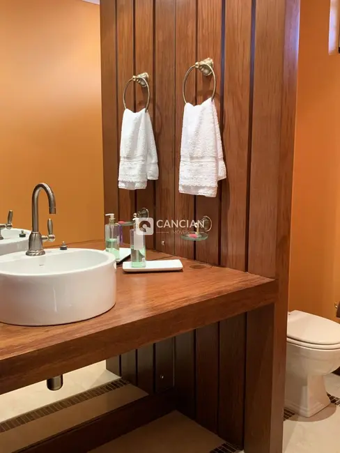 Casa com 4 quartos à venda, 380m2 em Nossa Senhora de Lourdes, Santa Maria - RS - imagem 9 Foto 9 de Casa com 4 quartos à venda, 380m2 em Nossa Senhora de Lourdes, Santa Maria - RS