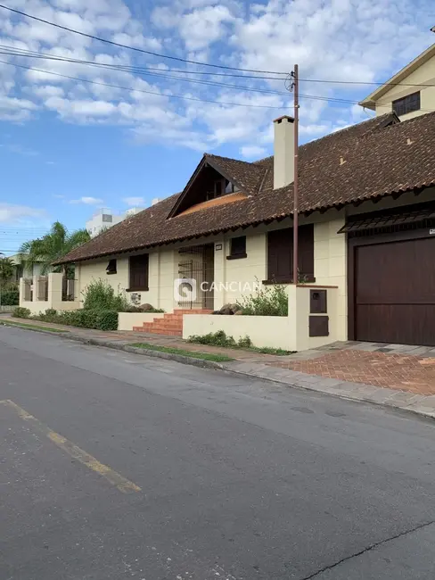 Casa com 4 quartos à venda, 380m2 em Nossa Senhora de Lourdes, Santa Maria - RS - imagem 2 Foto 2 de Casa com 4 quartos à venda, 380m2 em Nossa Senhora de Lourdes, Santa Maria - RS