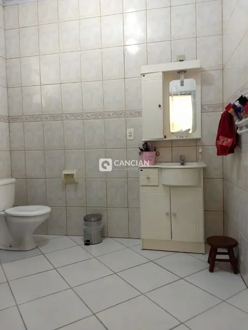 Casa com 6 quartos à venda, 215m2 em Centro, Santa Maria - RS - imagem 8 Foto 8 de Casa com 6 quartos à venda, 215m2 em Centro, Santa Maria - RS