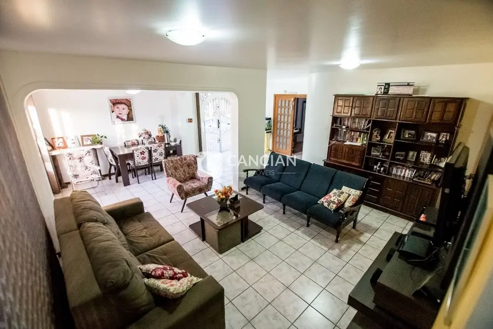 Casa com 3 quartos à venda, 300m2 em Nossa Senhora do Perpétuo Socorro, Santa Maria - RS - imagem 8 Foto 8 de Casa com 3 quartos à venda, 300m2 em Nossa Senhora do Perpétuo Socorro, Santa Maria - RS