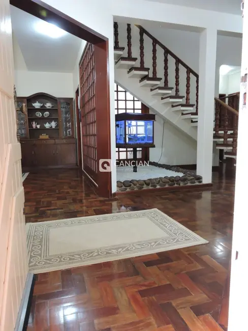 Casa com 4 quartos para alugar, 260m2 em Camobi, Santa Maria - RS - imagem 4 Foto 4 de Casa com 4 quartos para alugar, 260m2 em Camobi, Santa Maria - RS