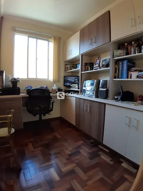 Casa com 4 quartos à venda, 180m2 em Carolina, Santa Maria - RS - imagem 9 Foto 9 de Casa com 4 quartos à venda, 180m2 em Carolina, Santa Maria - RS