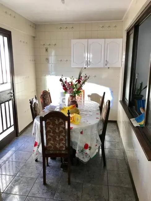 Casa com 5 quartos à venda, 203m2 em Centro, Santa Maria - RS - imagem 5 Foto 5 de Casa com 5 quartos à venda, 203m2 em Centro, Santa Maria - RS