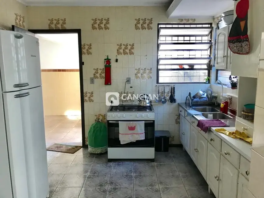 Casa com 5 quartos à venda, 203m2 em Centro, Santa Maria - RS - imagem 4 Foto 4 de Casa com 5 quartos à venda, 203m2 em Centro, Santa Maria - RS