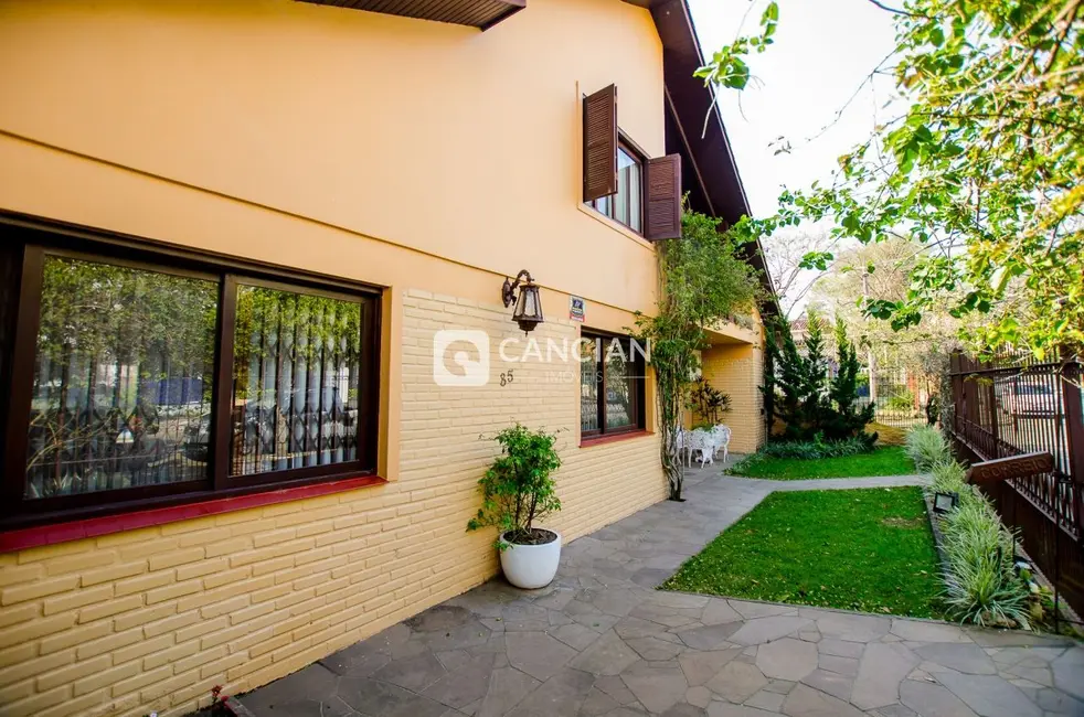 Foto 2 de Casa com 5 quartos à venda, 700m2 em Nossa Senhora de Lourdes, Santa Maria - RS