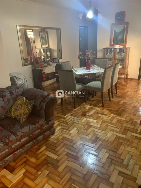 Casa com 4 quartos à venda, 230m2 em Duque de Caxias, Santa Maria - RS - imagem 4 Foto 4 de Casa com 4 quartos à venda, 230m2 em Duque de Caxias, Santa Maria - RS