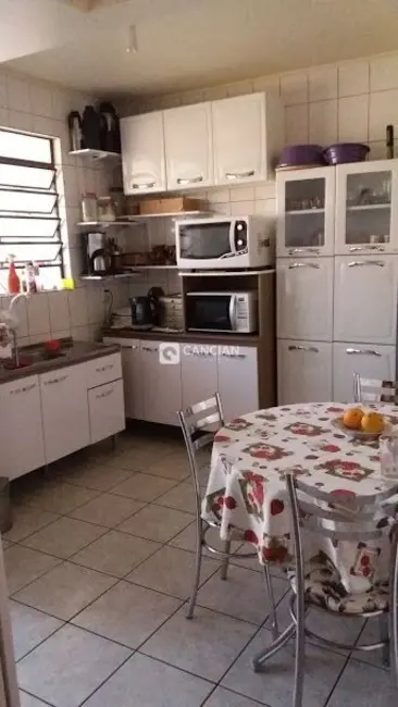 Casa com 3 quartos à venda, 140m2 em Nossa Senhora de Lourdes, Santa Maria - RS - imagem 4 Foto 4 de Casa com 3 quartos à venda, 140m2 em Nossa Senhora de Lourdes, Santa Maria - RS