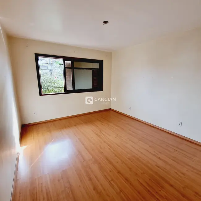 Casa com 3 quartos à venda, 185m2 em Nossa Senhora de Fátima, Santa Maria - RS - imagem 5 Foto 5 de Casa com 3 quartos à venda, 185m2 em Nossa Senhora de Fátima, Santa Maria - RS