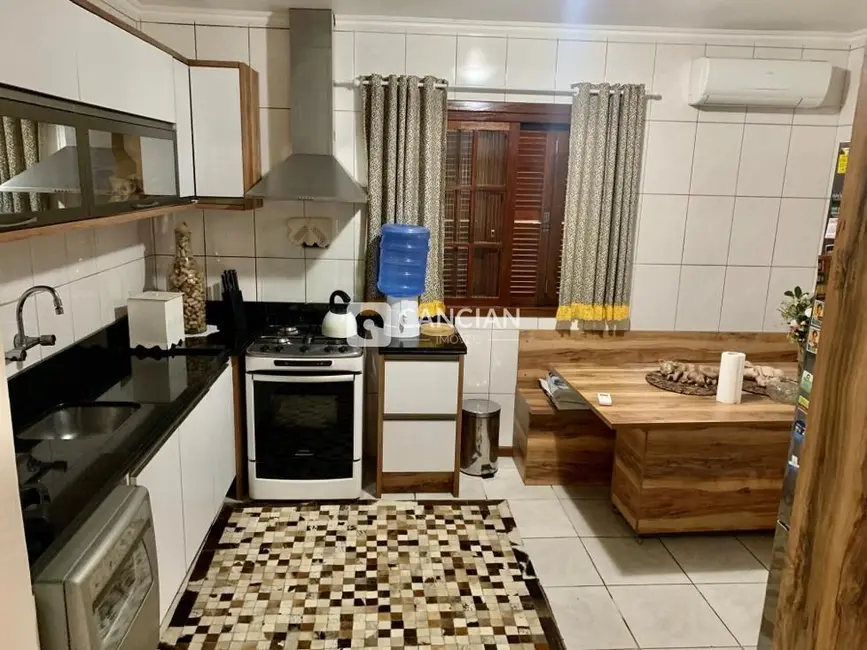 Casa com 4 quartos à venda, 182m2 em Nossa Senhora de Lourdes, Santa Maria - RS - imagem 6 Foto 6 de Casa com 4 quartos à venda, 182m2 em Nossa Senhora de Lourdes, Santa Maria - RS