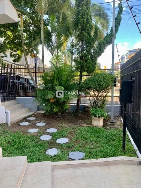 Foto 2 de Casa com 4 quartos à venda, 182m2 em Nossa Senhora de Lourdes, Santa Maria - RS