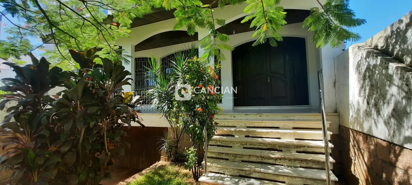 Casa com 4 quartos à venda, 370m2 em Santa Maria - RS - imagem 2 Foto 2 de Casa com 4 quartos à venda, 370m2 em Santa Maria - RS