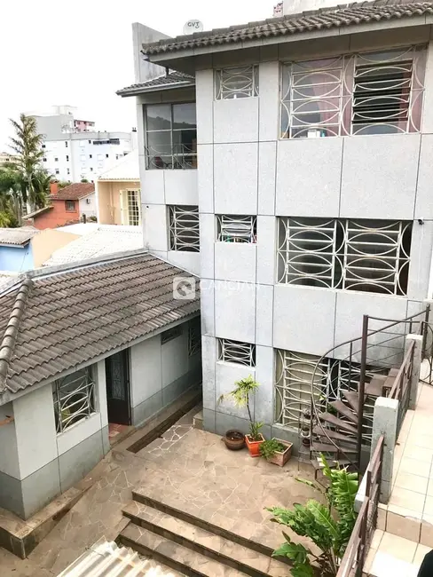 Foto 3 de Casa com 7 quartos à venda, 221m2 em Menino Jesus, Santa Maria - RS