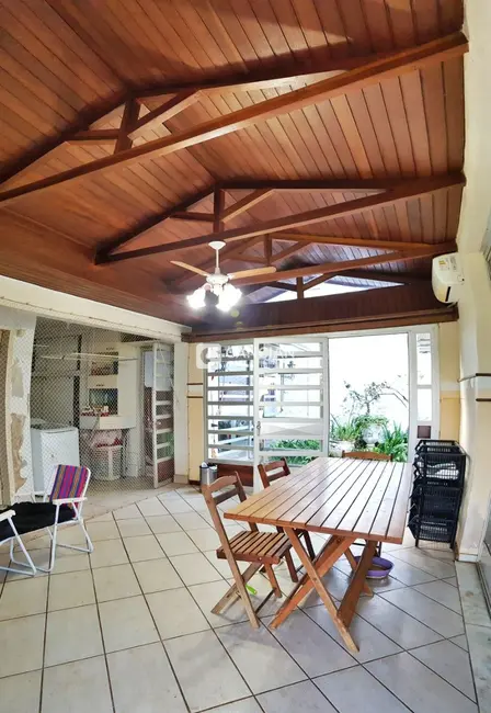 Casa com 3 quartos à venda, 213m2 em Nossa Senhora de Lourdes, Santa Maria - RS - imagem 9 Foto 9 de Casa com 3 quartos à venda, 213m2 em Nossa Senhora de Lourdes, Santa Maria - RS