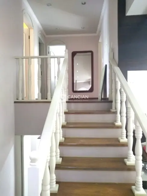 Casa com 5 quartos à venda, 227m2 em Patronato, Santa Maria - RS - imagem 6 Foto 6 de Casa com 5 quartos à venda, 227m2 em Patronato, Santa Maria - RS