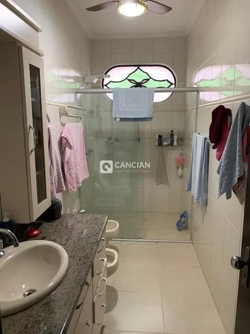 Casa com 3 quartos à venda, 220m2 em Camobi, Santa Maria - RS - imagem 9 Foto 9 de Casa com 3 quartos à venda, 220m2 em Camobi, Santa Maria - RS