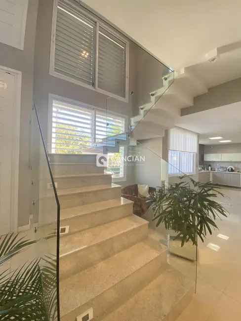 Casa com 3 quartos à venda, 306m2 em Camobi, Santa Maria - RS - imagem 8 Foto 8 de Casa com 3 quartos à venda, 306m2 em Camobi, Santa Maria - RS