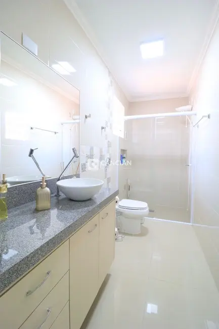 Casa com 3 quartos à venda, 194m2 em Camobi, Santa Maria - RS - imagem 8 Foto 8 de Casa com 3 quartos à venda, 194m2 em Camobi, Santa Maria - RS