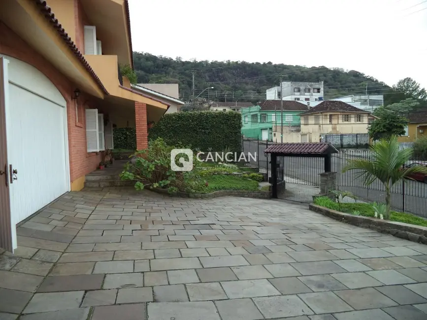 Foto 3 de Casa com 4 quartos à venda, 402m2 em Itararé, Santa Maria - RS