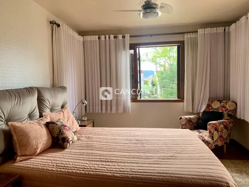 Casa com 4 quartos à venda, 365m2 em Nossa Senhora de Lourdes, Santa Maria - RS - imagem 6 Foto 6 de Casa com 4 quartos à venda, 365m2 em Nossa Senhora de Lourdes, Santa Maria - RS