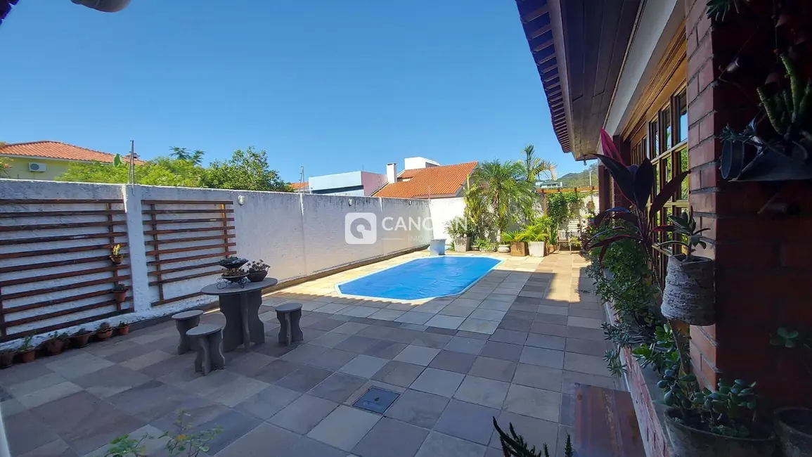 Casa com 3 quartos à venda, 285m2 em São José, Santa Maria - RS - imagem 3 Foto 3 de Casa com 3 quartos à venda, 285m2 em São José, Santa Maria - RS